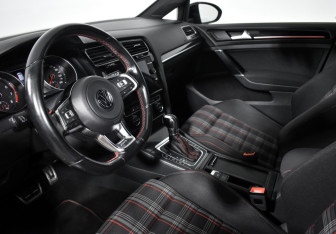 Подержанный автомобиль Volkswagen Golf GTI Hatchback 2015 года (9 фото)