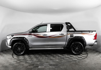 Подержанный автомобиль Toyota Hilux 2022 года (8 фото)