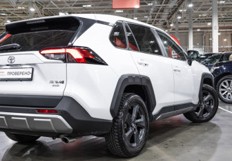 Подержанный автомобиль Toyota RAV4 2022 года (14 фото)