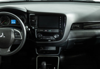 Подержанный автомобиль Mitsubishi Outlander 2022 года (14 фото)