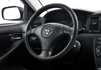 Подержанный автомобиль Toyota Corolla Hatchback 2003 года (17 фото)