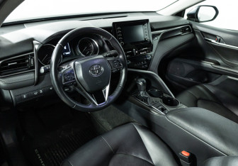 Подержанный автомобиль Toyota Camry Sedan 2021 года (11 фото)
