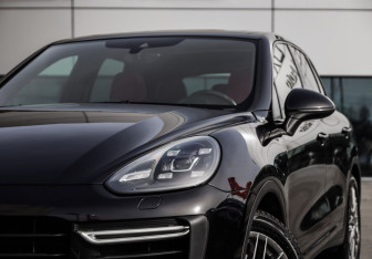 Подержанный автомобиль Porsche Cayenne 2014 года (2 фото)