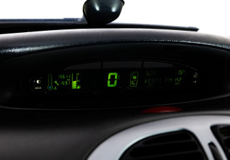 Подержанный автомобиль Citroen Xsara Picasso 2008 года (16 фото)