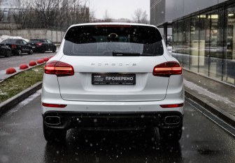 Подержанный автомобиль Porsche Cayenne 2015 года (5 фото)