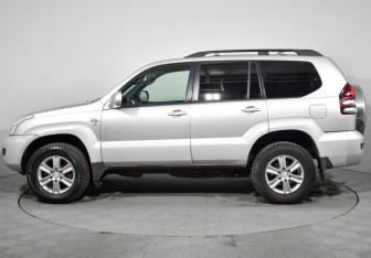 Подержанный автомобиль Toyota Land Cruiser Prado 2002 года (8 фото)