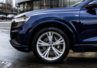 Подержанный автомобиль Audi Q8 2021 года (2 фото)