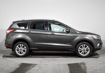 Подержанный автомобиль Ford Kuga 2017 года (4 фото)