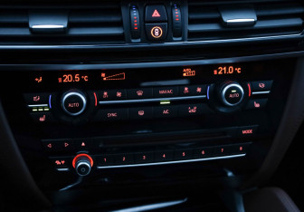 Подержанный автомобиль BMW X5 M 2015 года (18 фото)