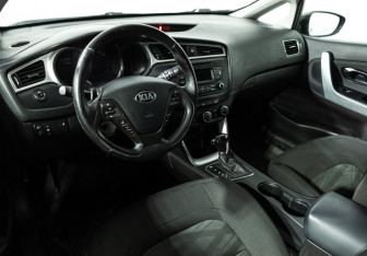 Подержанный автомобиль Kia Ceed Hatchback 2016 года (11 фото)