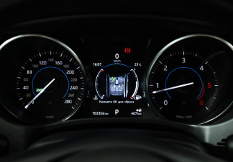 Подержанный автомобиль Jaguar XE 2016 года (12 фото)