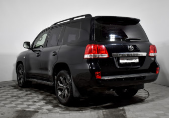 Подержанный автомобиль Toyota Land Cruiser Suv 2010 года (7 фото)