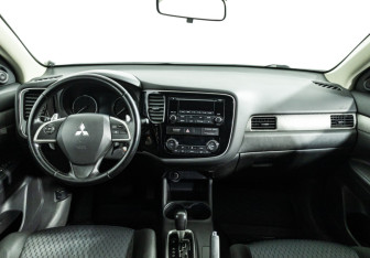 Подержанный автомобиль Mitsubishi Outlander 2012 года (13 фото)