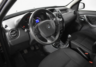 Подержанный автомобиль Renault Duster 2017 года (9 фото)