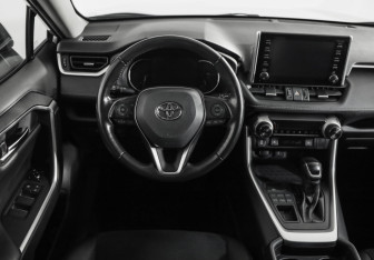 Подержанный автомобиль Toyota RAV4 2021 года (11 фото)