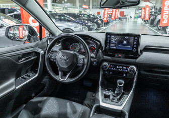 Подержанный автомобиль Toyota RAV4 2021 года (20 фото)