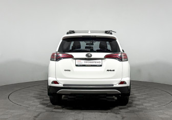Подержанный автомобиль Toyota RAV4 2016 года (6 фото)