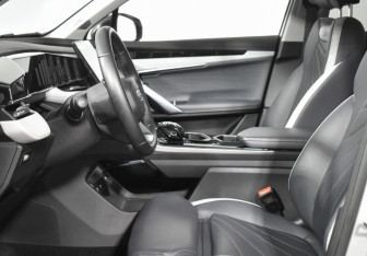 Подержанный автомобиль Geely Atlas 2024 года (10 фото)