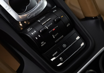 Подержанный автомобиль Porsche Cayenne 2014 года (25 фото)