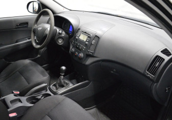 Подержанный автомобиль Hyundai i30 Hatchback 2010 года (12 фото)