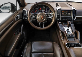 Подержанный автомобиль Porsche Cayenne 2015 года (13 фото)