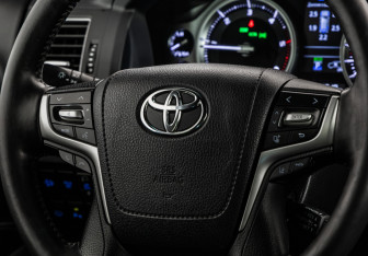 Подержанный автомобиль Toyota Land Cruiser Suv 2017 года (11 фото)