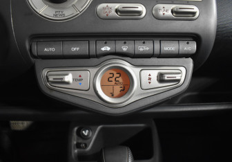 Подержанный автомобиль Honda Jazz 2008 года (15 фото)