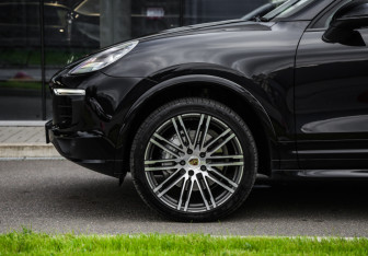Подержанный автомобиль Porsche Cayenne 2015 года (10 фото)