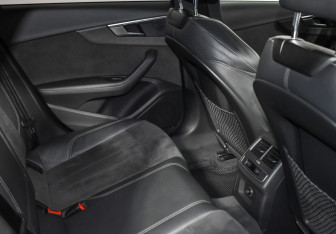 Подержанный автомобиль Audi A4 Sedan 2017 года (19 фото)