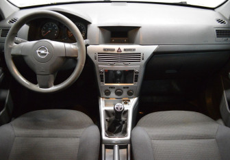 Подержанный автомобиль Opel Astra Hatchback 2010 года (14 фото)