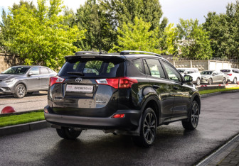 Подержанный автомобиль Toyota RAV4 2015 года (6 фото)