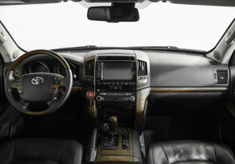 Подержанный автомобиль Toyota Land Cruiser Suv 2014 года (11 фото)