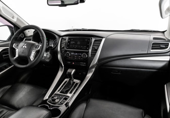 Подержанный автомобиль Mitsubishi Pajero Sport 2018 года (9 фото)