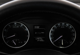 Подержанный автомобиль Skoda Octavia Liftback 2010 года (18 фото)