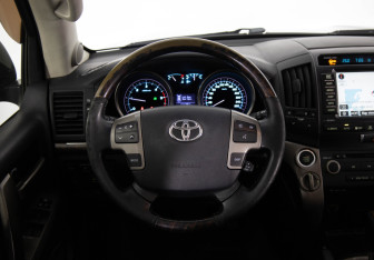 Подержанный автомобиль Toyota Land Cruiser Suv 2008 года (10 фото)