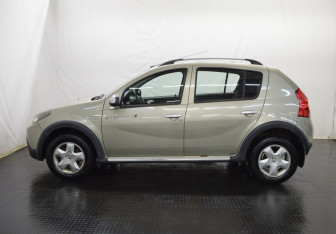 Подержанный автомобиль Renault Sandero 2012 года (8 фото)