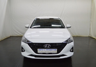 Подержанный автомобиль Hyundai Solaris Sedan 2022 года (2 фото)