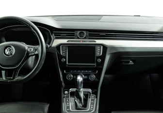 Подержанный автомобиль Volkswagen Passat Sedan 2017 года (14 фото)