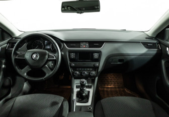Подержанный автомобиль Skoda Octavia Liftback 2014 года (13 фото)