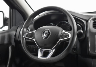 Подержанный автомобиль Renault Sandero 2019 года (14 фото)