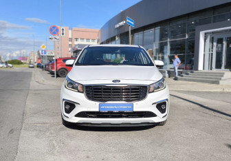 Подержанный автомобиль Kia Carnival 2018 года (2 фото)