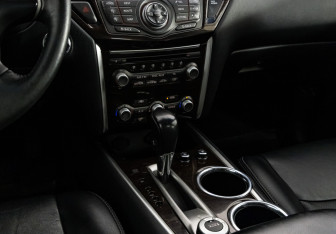 Подержанный автомобиль Nissan Pathfinder 2015 года (13 фото)