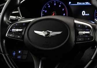 Подержанный автомобиль Genesis G70 2019 года (14 фото)