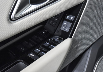 Подержанный автомобиль Land Rover Range Rover Velar 2021 года (18 фото)