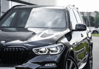 Подержанный автомобиль BMW X5 2021 года (2 фото)