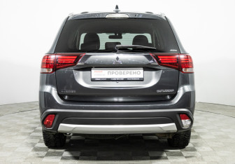Подержанный автомобиль Mitsubishi Outlander 2017 года (6 фото)