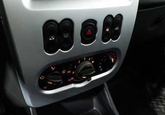 Подержанный автомобиль Renault Sandero 2011 года (15 фото)