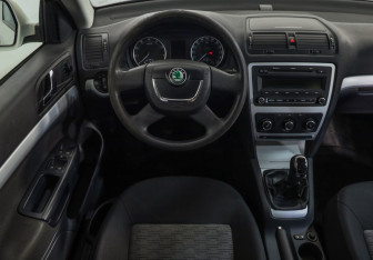 Подержанный автомобиль Skoda Octavia Liftback 2011 года (10 фото)