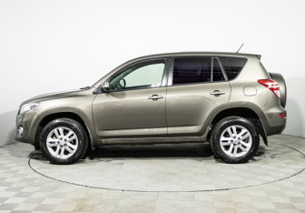 Подержанный автомобиль Toyota RAV4 2010 года (8 фото)