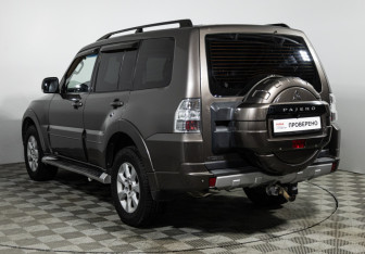 Подержанный автомобиль Mitsubishi Pajero 2011 года (7 фото)